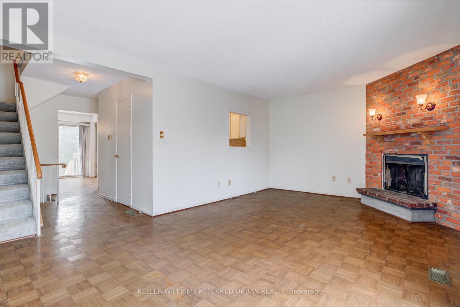#18 653 VILLAGE PARKWAY - 11