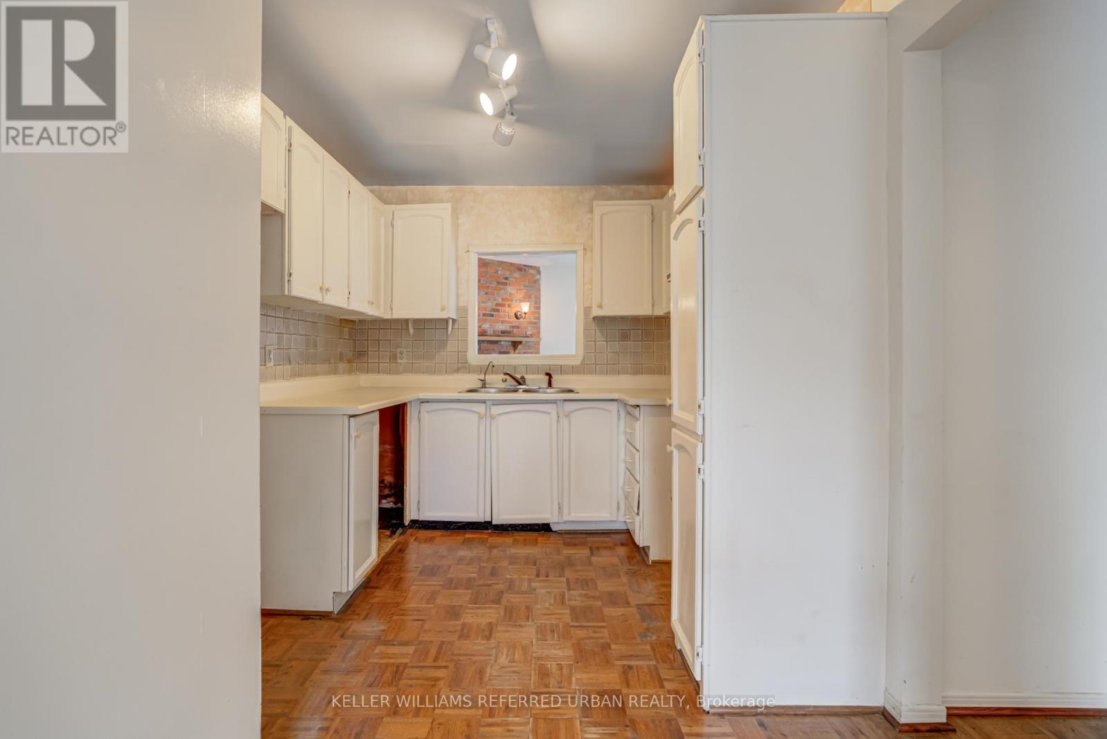 #18 653 VILLAGE PARKWAY - 18
