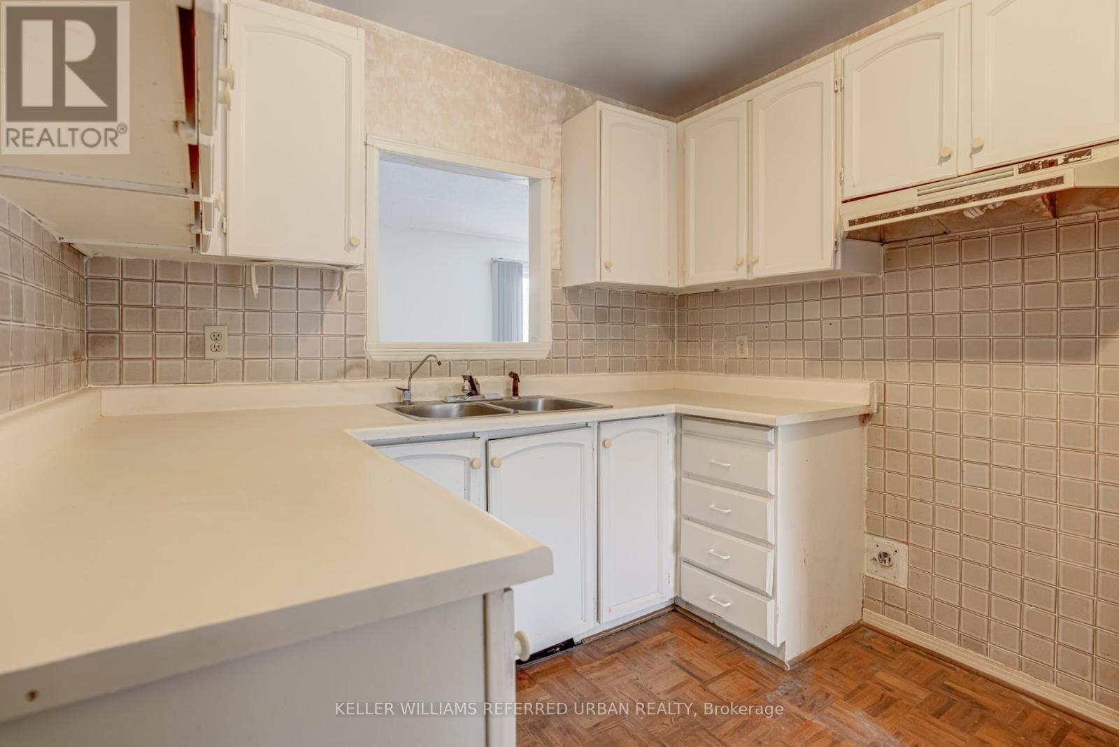 #18 653 VILLAGE PARKWAY - 19