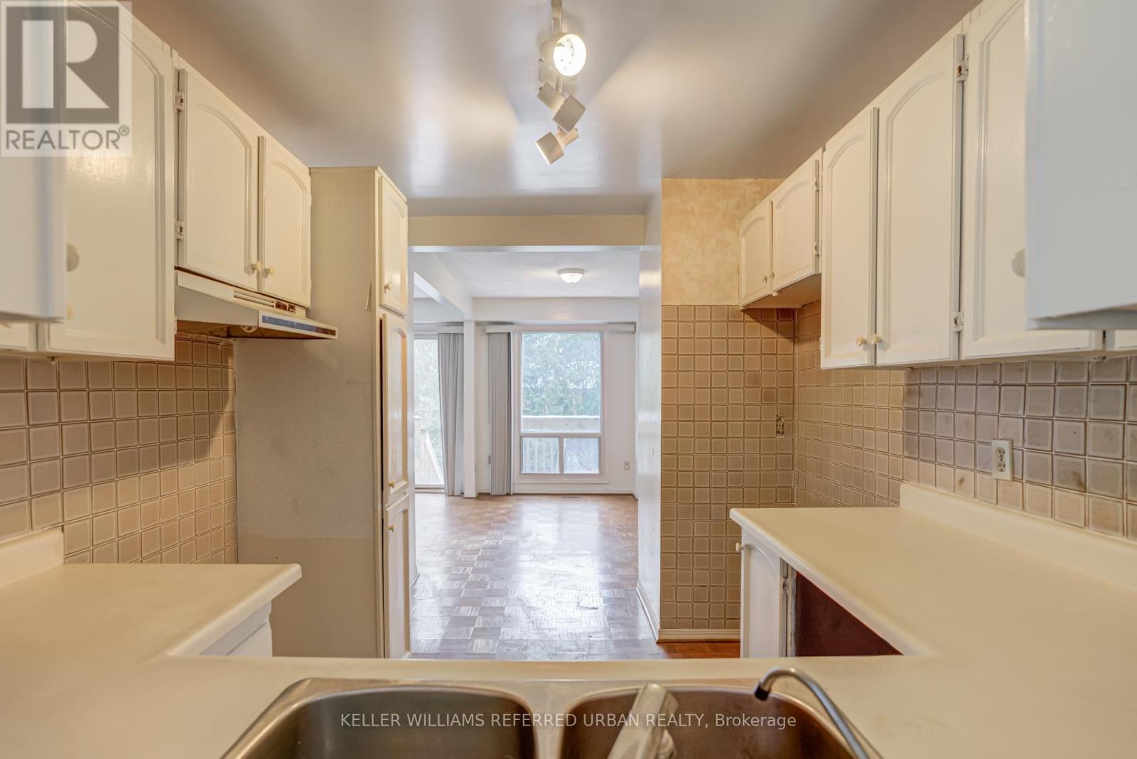 #18 653 VILLAGE PARKWAY - 20