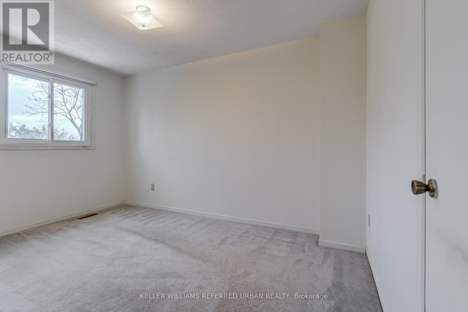 #18 653 VILLAGE PARKWAY - 31