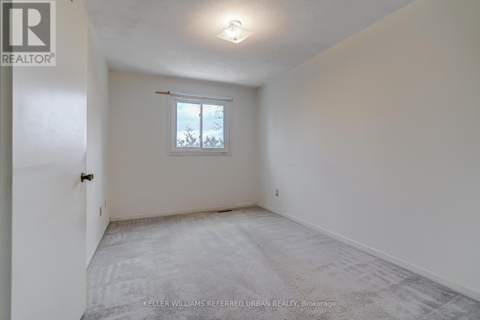 #18 653 VILLAGE PARKWAY - 32