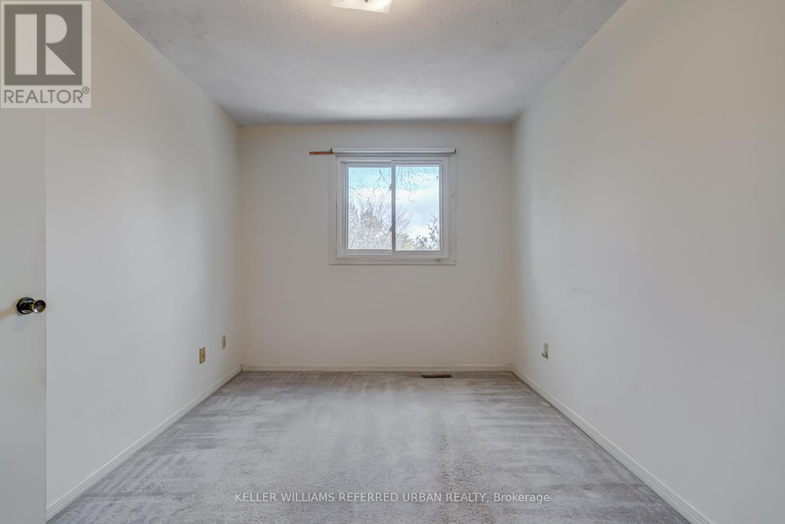 #18 653 VILLAGE PARKWAY - 33