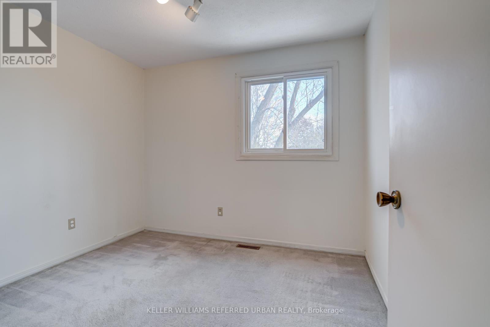#18 653 VILLAGE PARKWAY - 35
