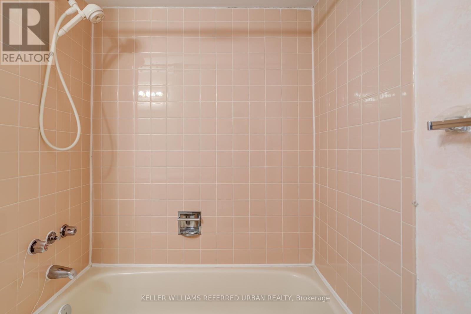 #18 653 VILLAGE PARKWAY - 39