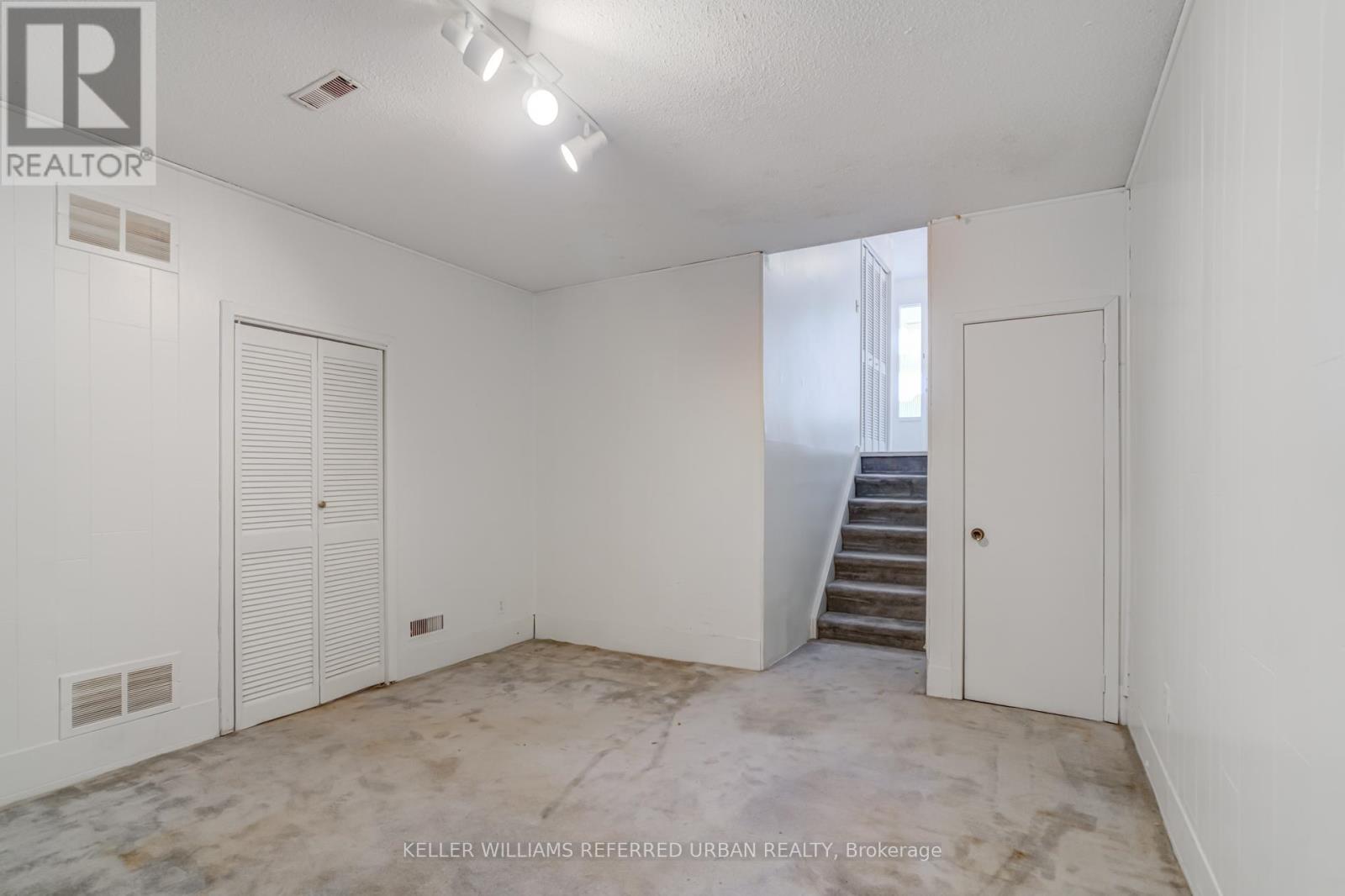 #18 653 VILLAGE PARKWAY - 41