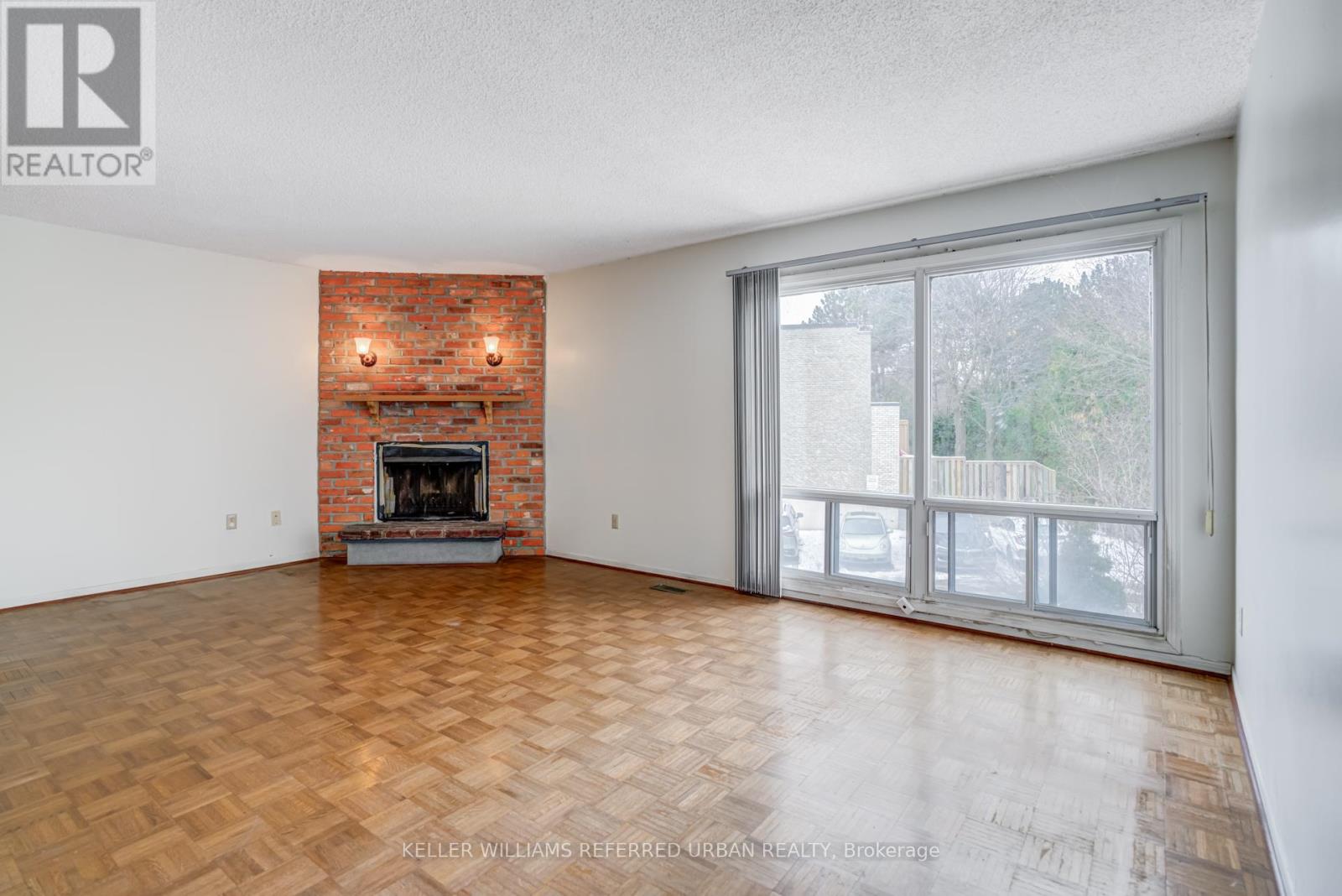 #18 653 VILLAGE PARKWAY - 7