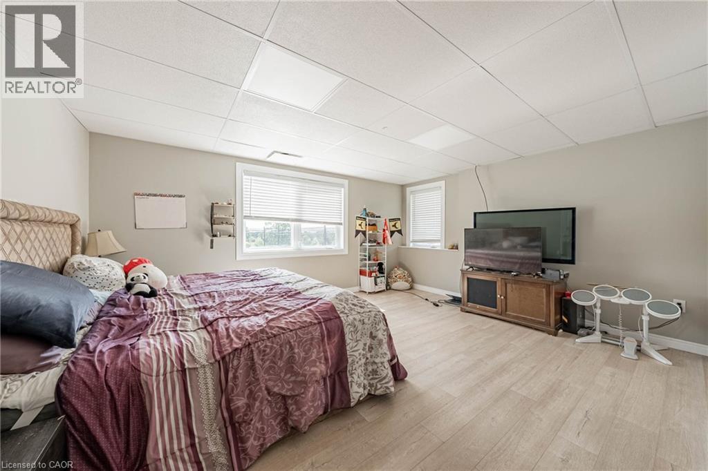 4 MIDDLEPORT Road - 27
