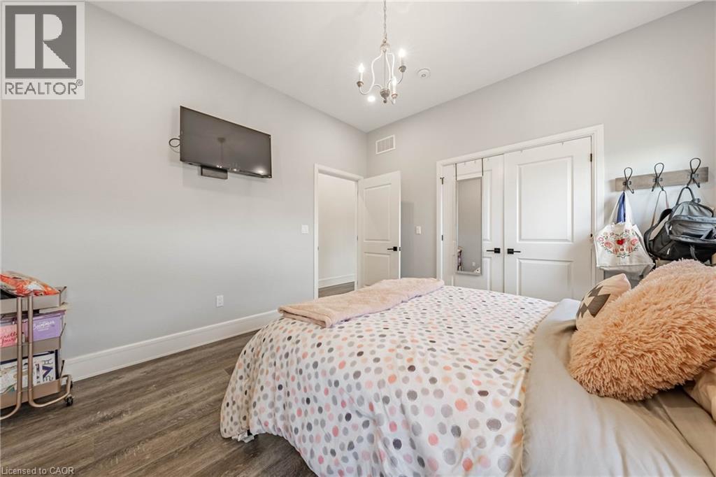 4 MIDDLEPORT Road - 17