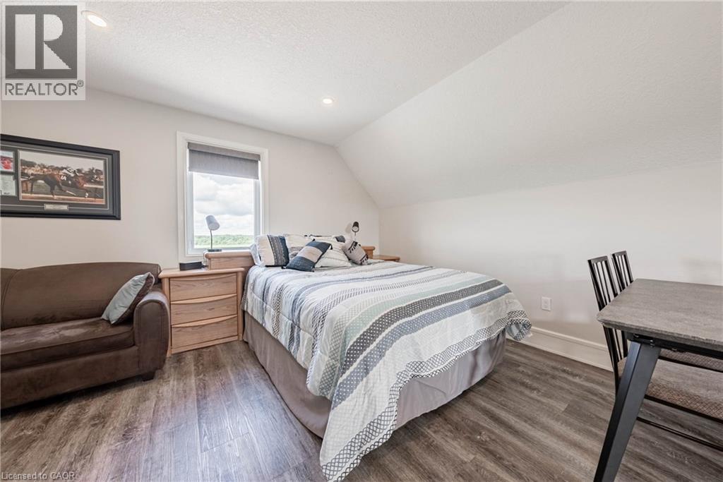 4 MIDDLEPORT Road - 37