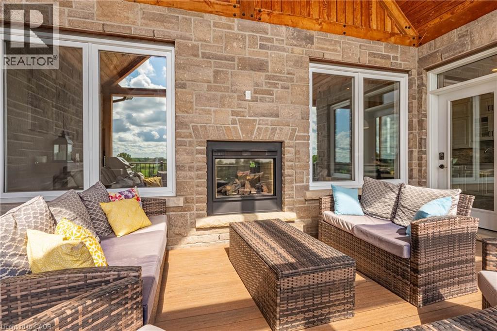 4 MIDDLEPORT Road - 33