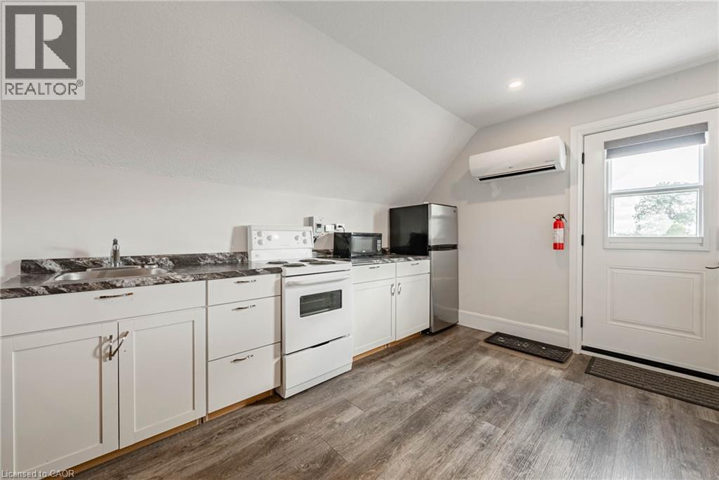 4 MIDDLEPORT Road - 36