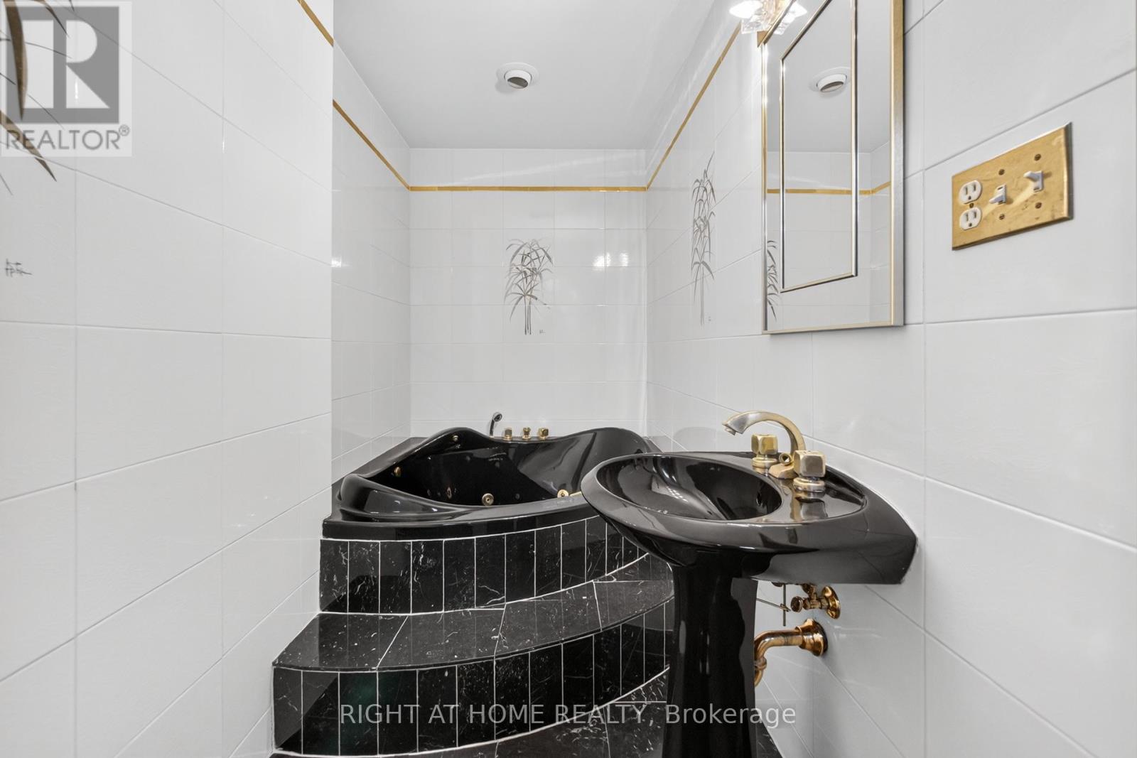 20 PINE RIDGE LANE - 28