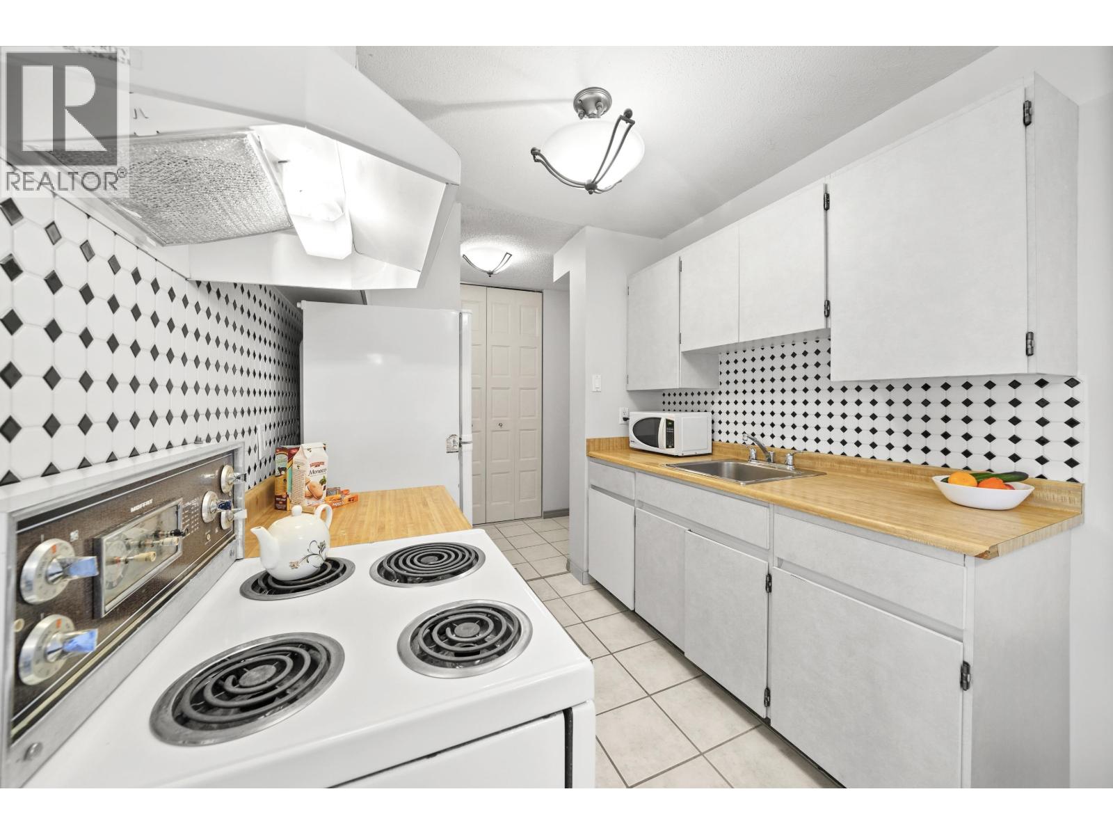 1006 2016 FULLERTON AVENUE, North Vancouver