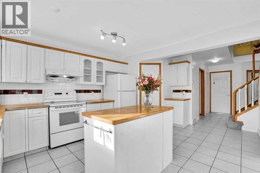 Single Family House for Sale in  Somerset Close SW Somerset Calgary 