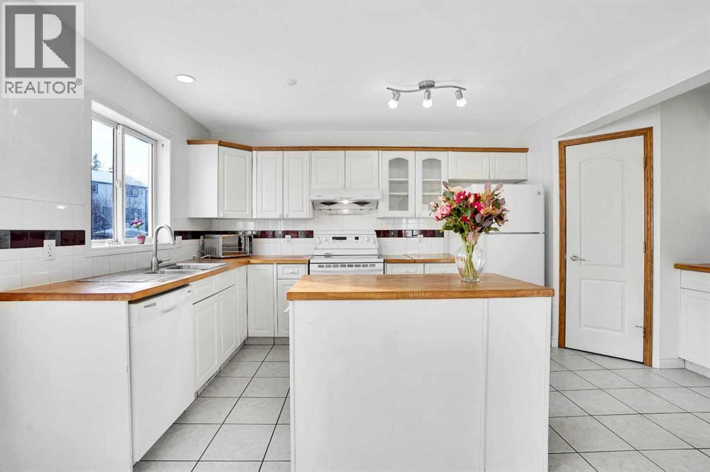 Single Family House for Sale in  Somerset Close SW Somerset Calgary 