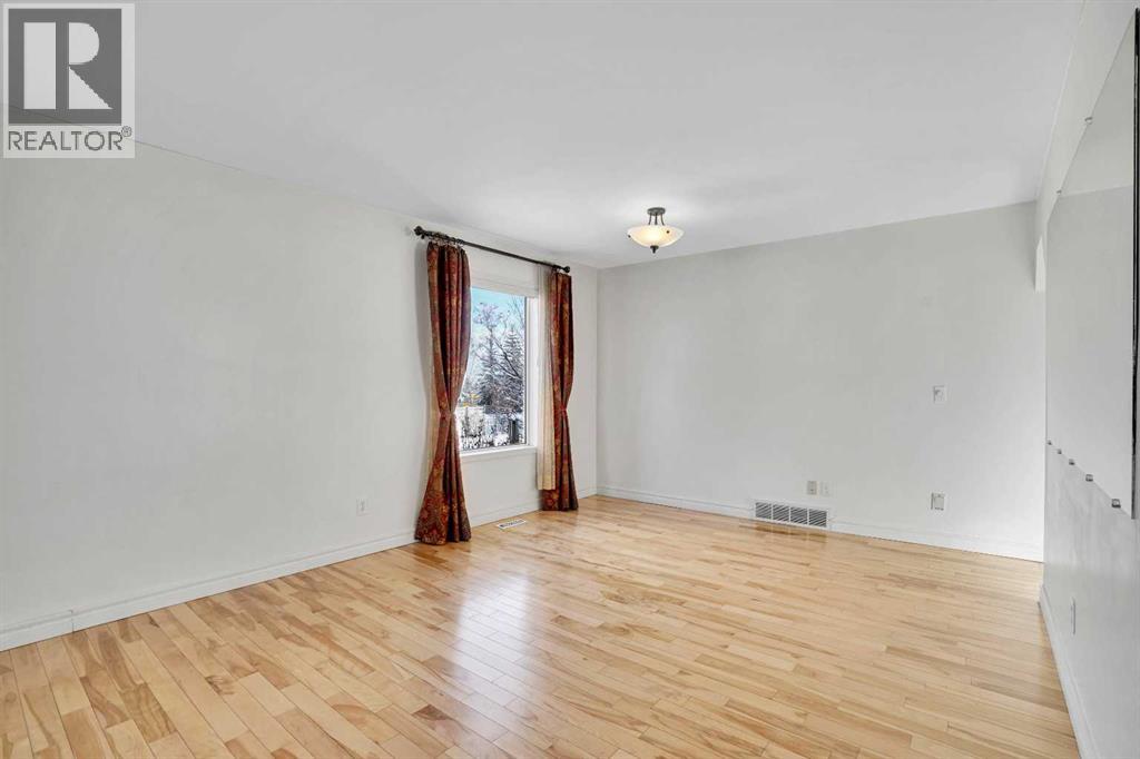 Single Family House for Sale in  Somerset Close SW Somerset Calgary 