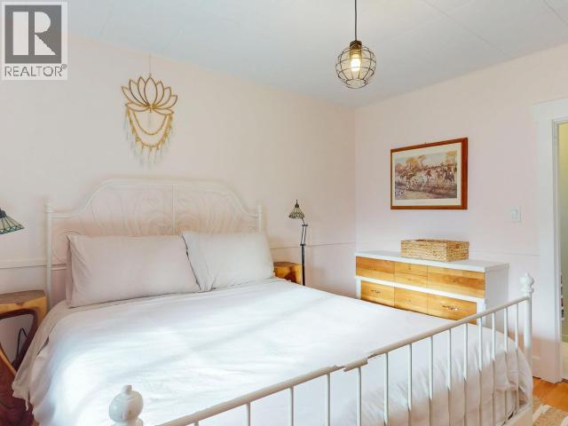 5875 FRASER STREET, Powell River