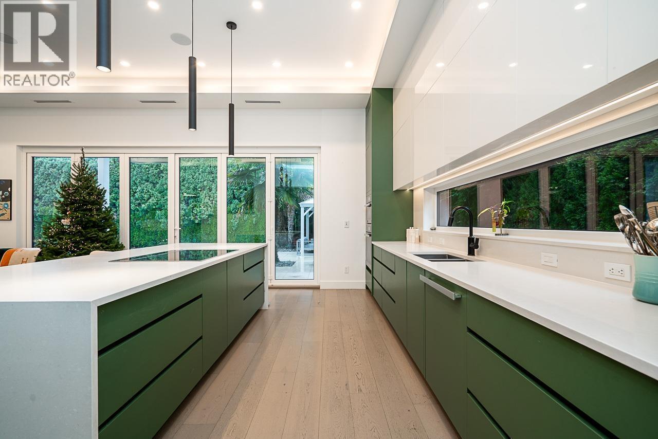 1026 BELMONT AVENUE, North Vancouver