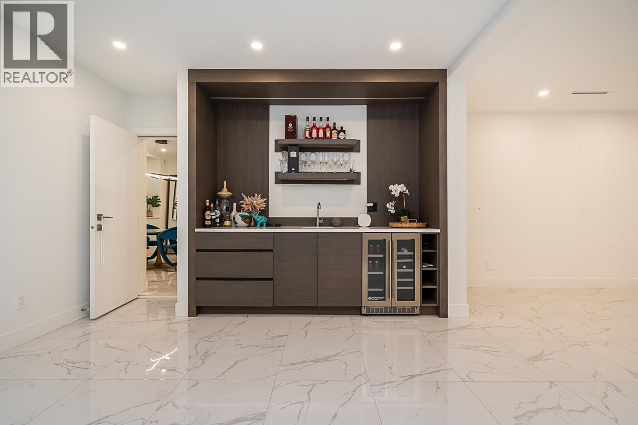 1026 BELMONT AVENUE, North Vancouver