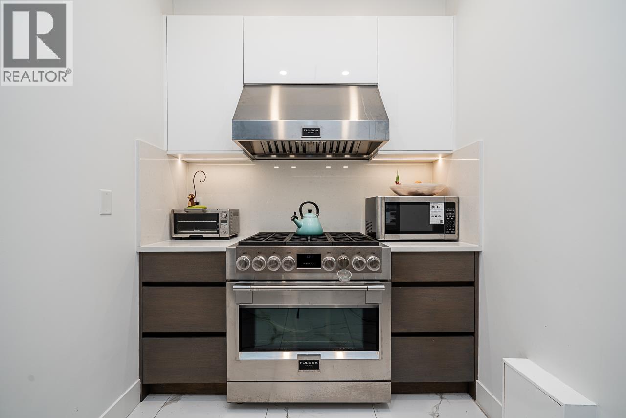 1026 BELMONT AVENUE, North Vancouver