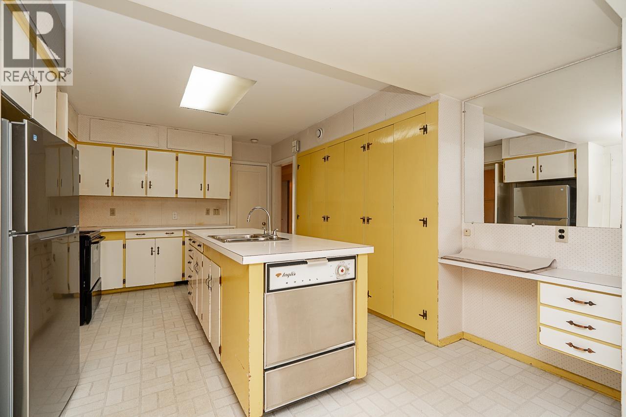 1204 GRAND BOULEVARD, North Vancouver