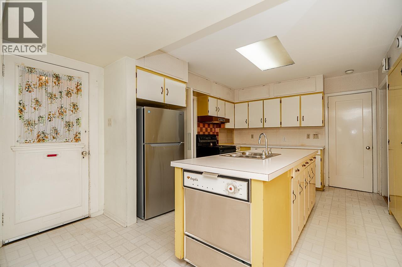 1204 GRAND BOULEVARD, North Vancouver