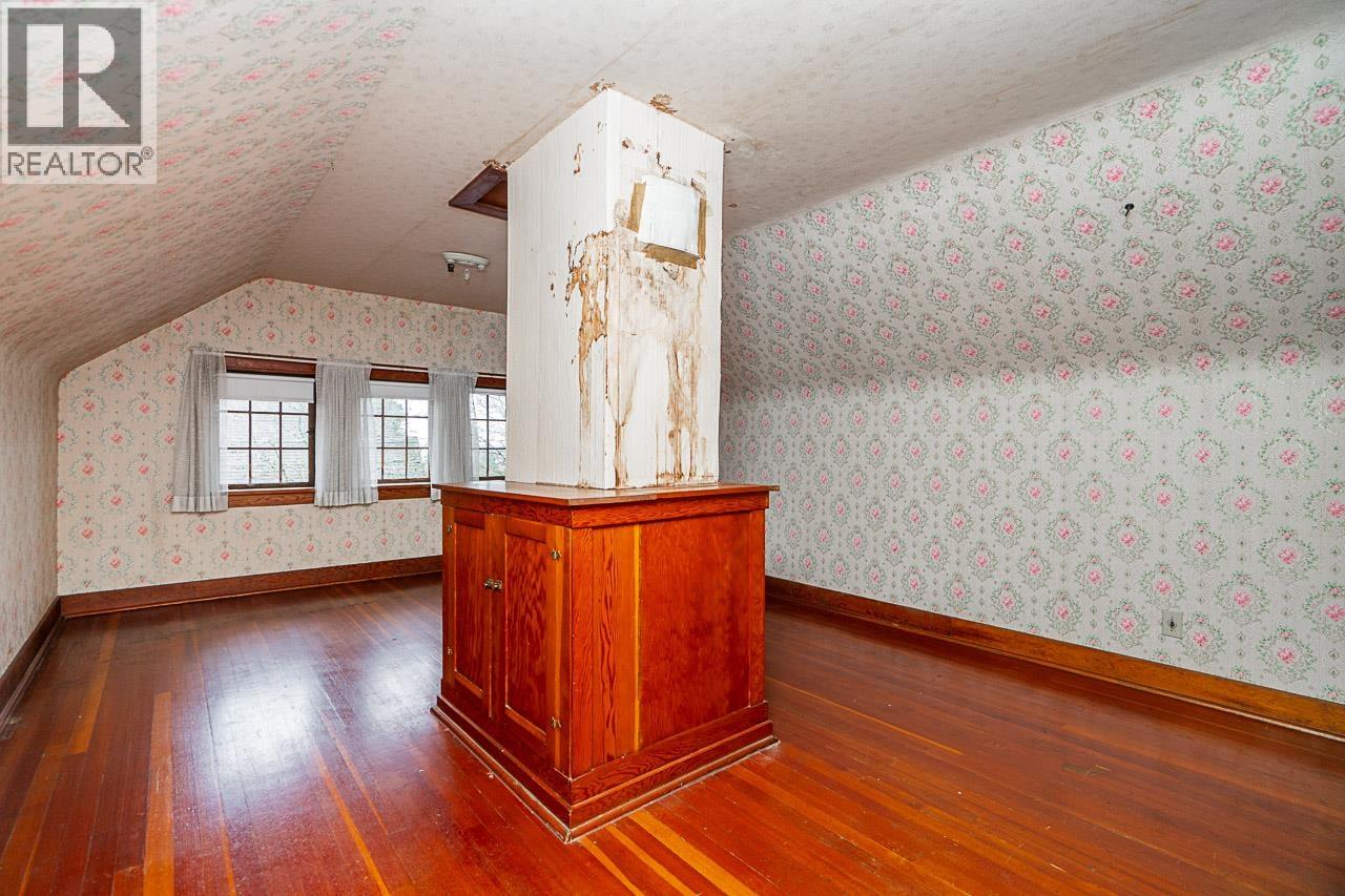 1204 GRAND BOULEVARD, North Vancouver