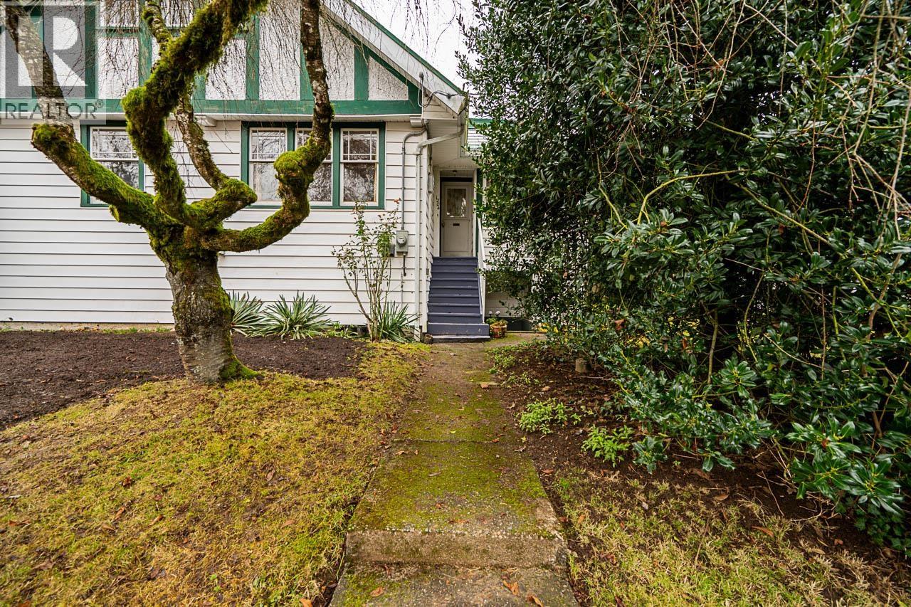 1204 GRAND BOULEVARD, North Vancouver