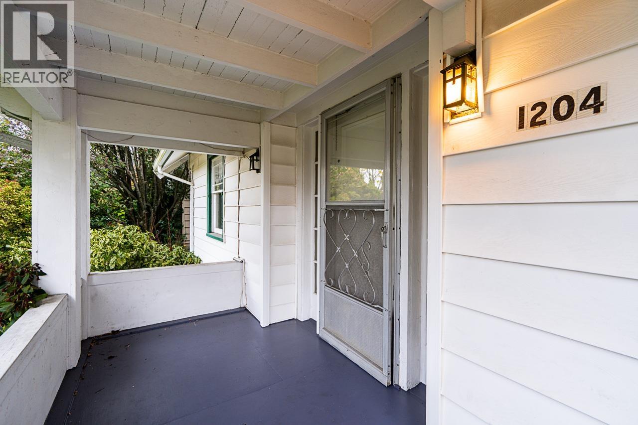 1204 GRAND BOULEVARD, North Vancouver