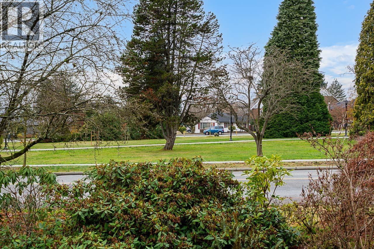 1204 GRAND BOULEVARD, North Vancouver