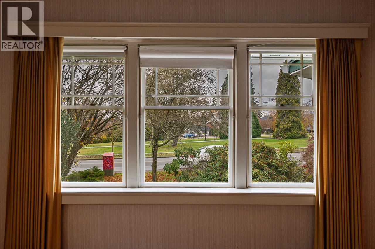 1204 GRAND BOULEVARD, North Vancouver