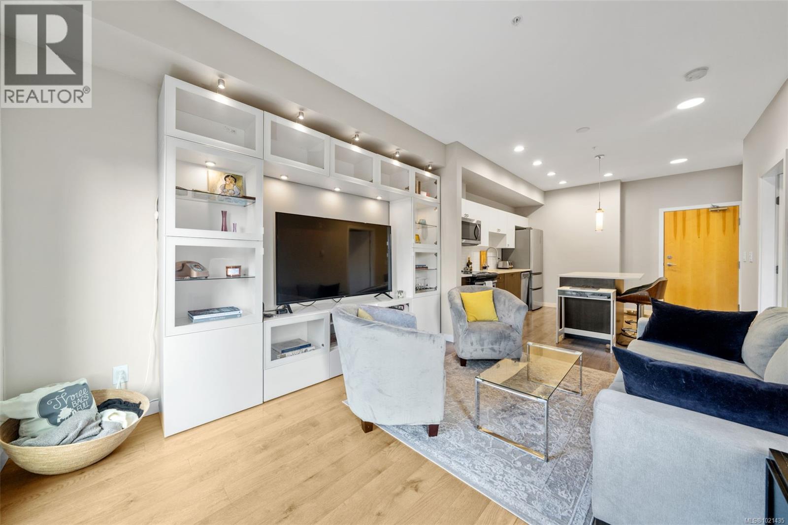 404 767 Tyee Rd, Victoria