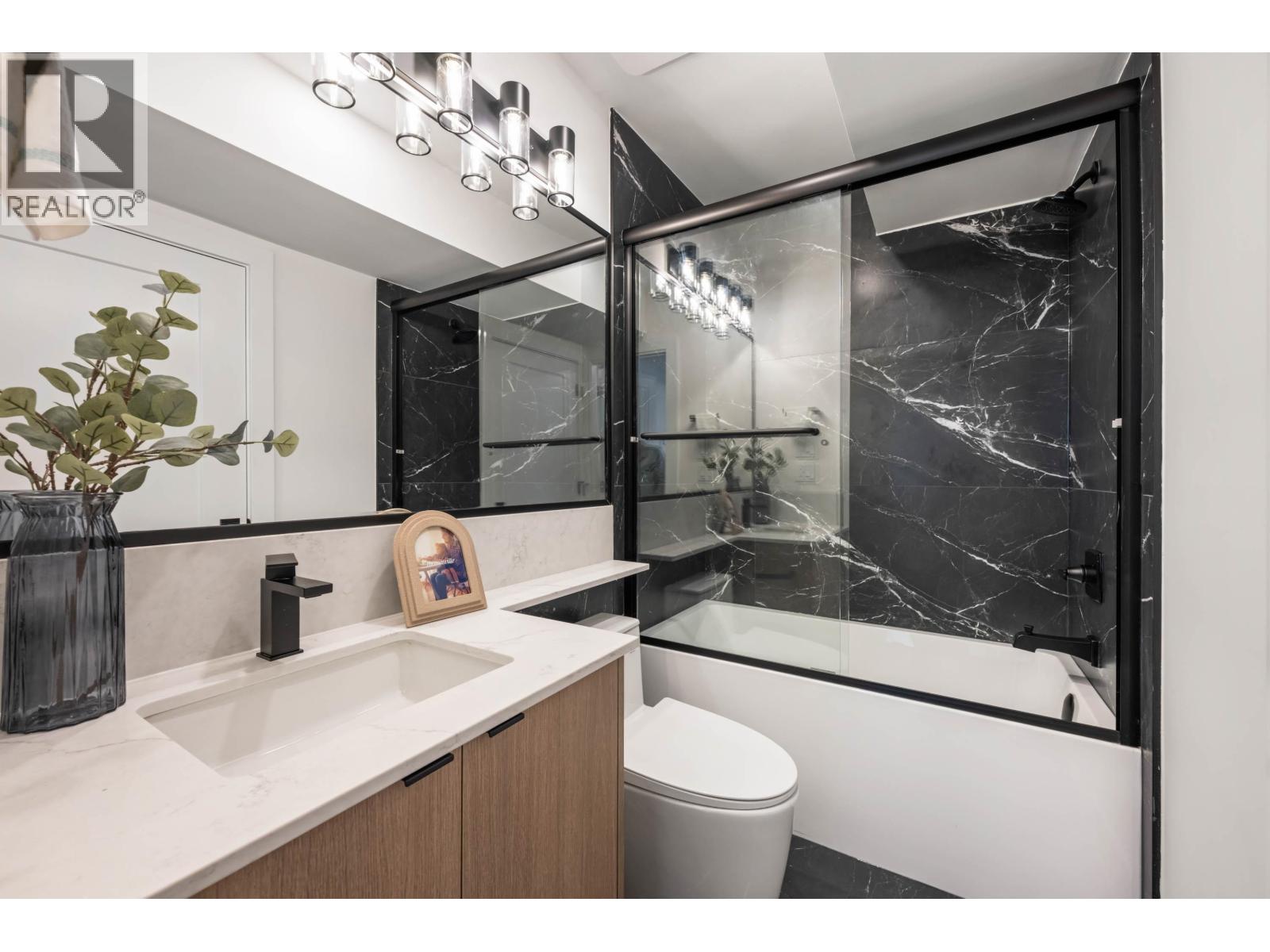 1 3065 CHARLES STREET, Vancouver