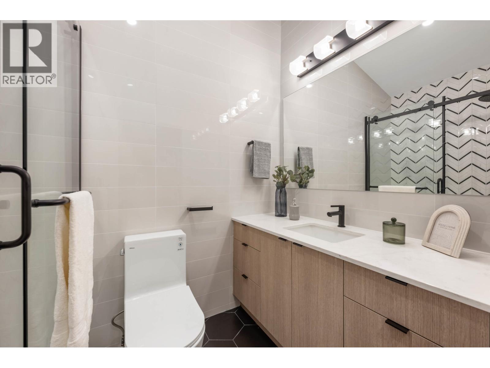 1 3065 CHARLES STREET, Vancouver