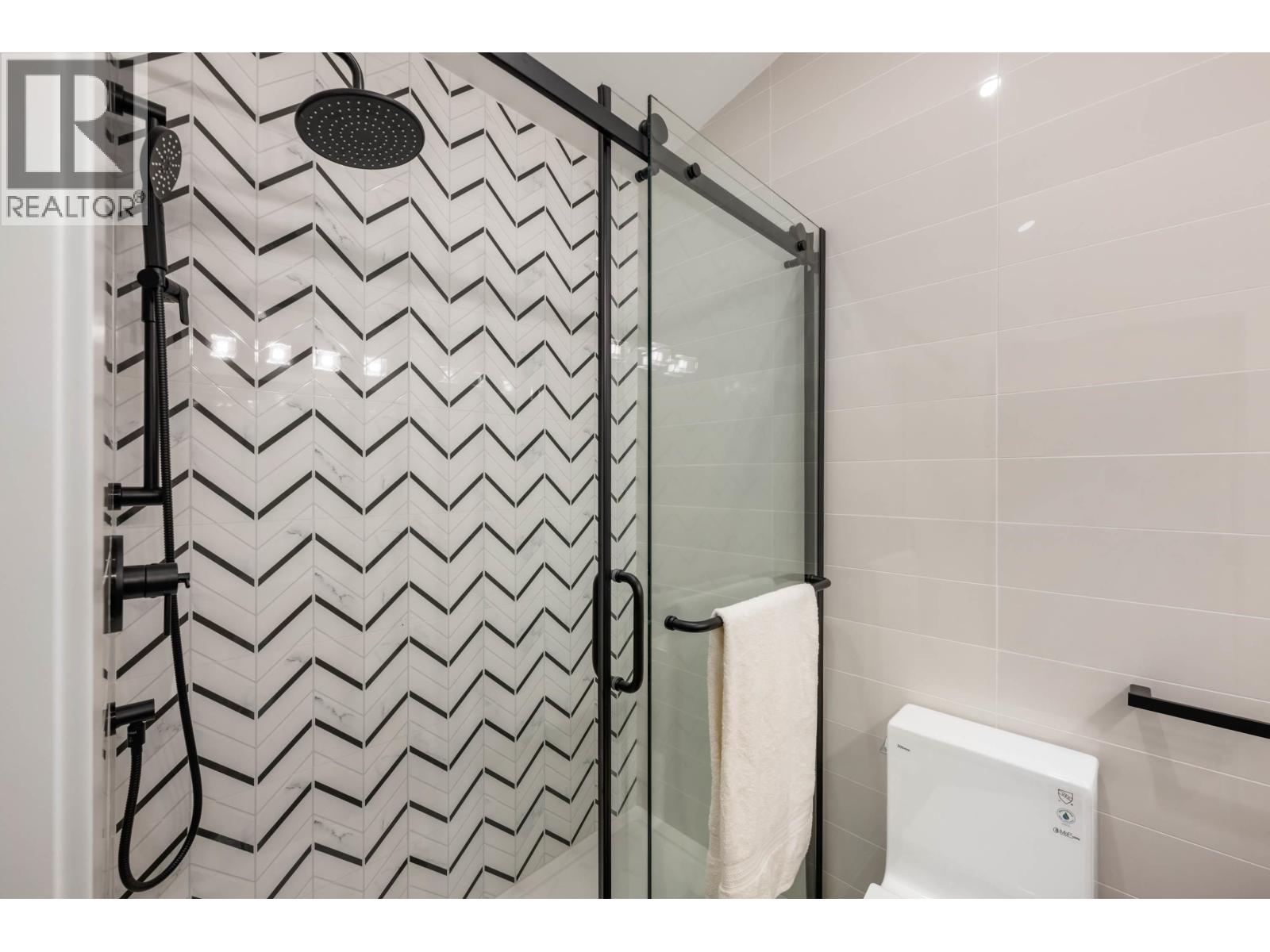 1 3065 CHARLES STREET, Vancouver