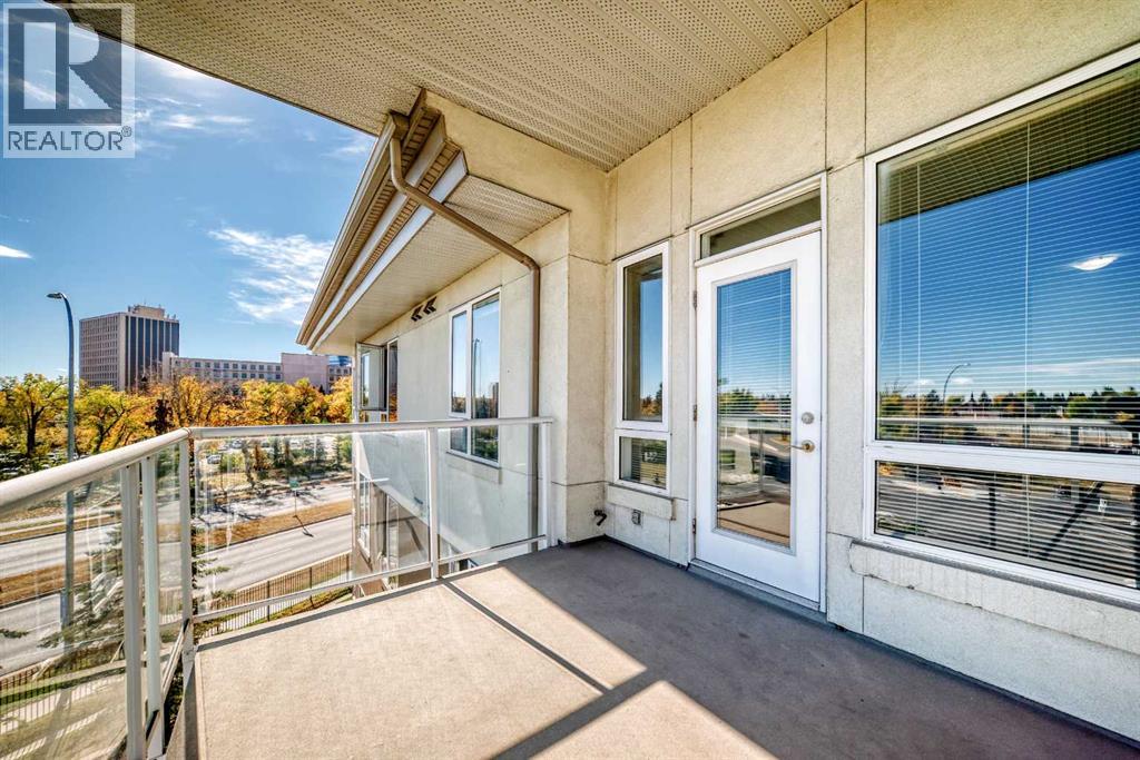 Single Family House for Sale in    Avenue NW Varsity Calgary 