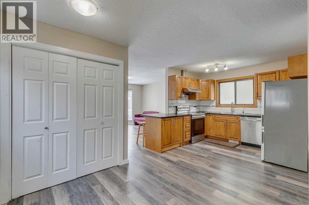 Single Family House 4 Level for Sale in  Woodglen Close SW Woodbine Calgary 