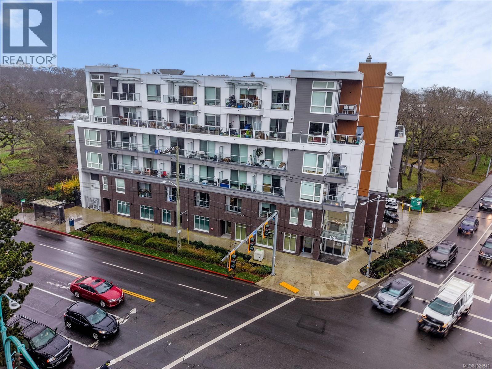 1303 Hillside Ave, Victoria