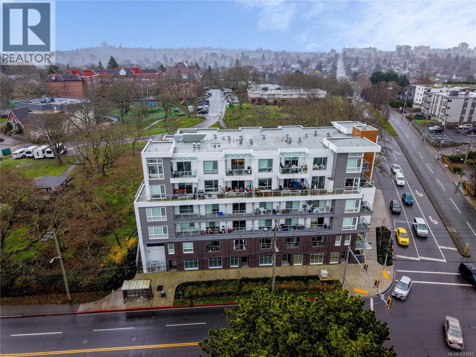 1303 Hillside Ave, Victoria