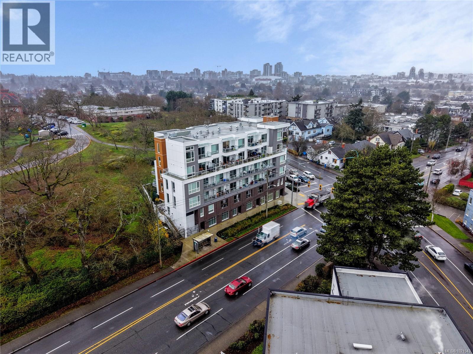 1303 Hillside Ave, Victoria