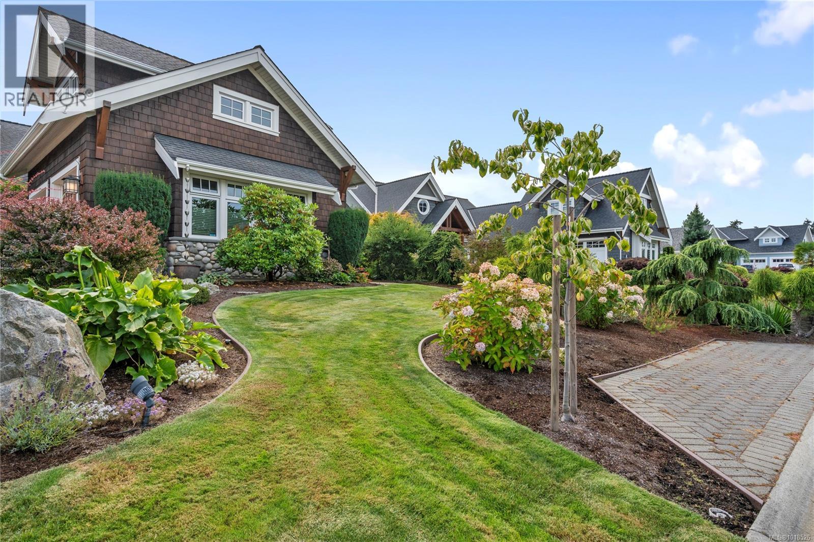 942 Bluffs Dr, Qualicum Beach