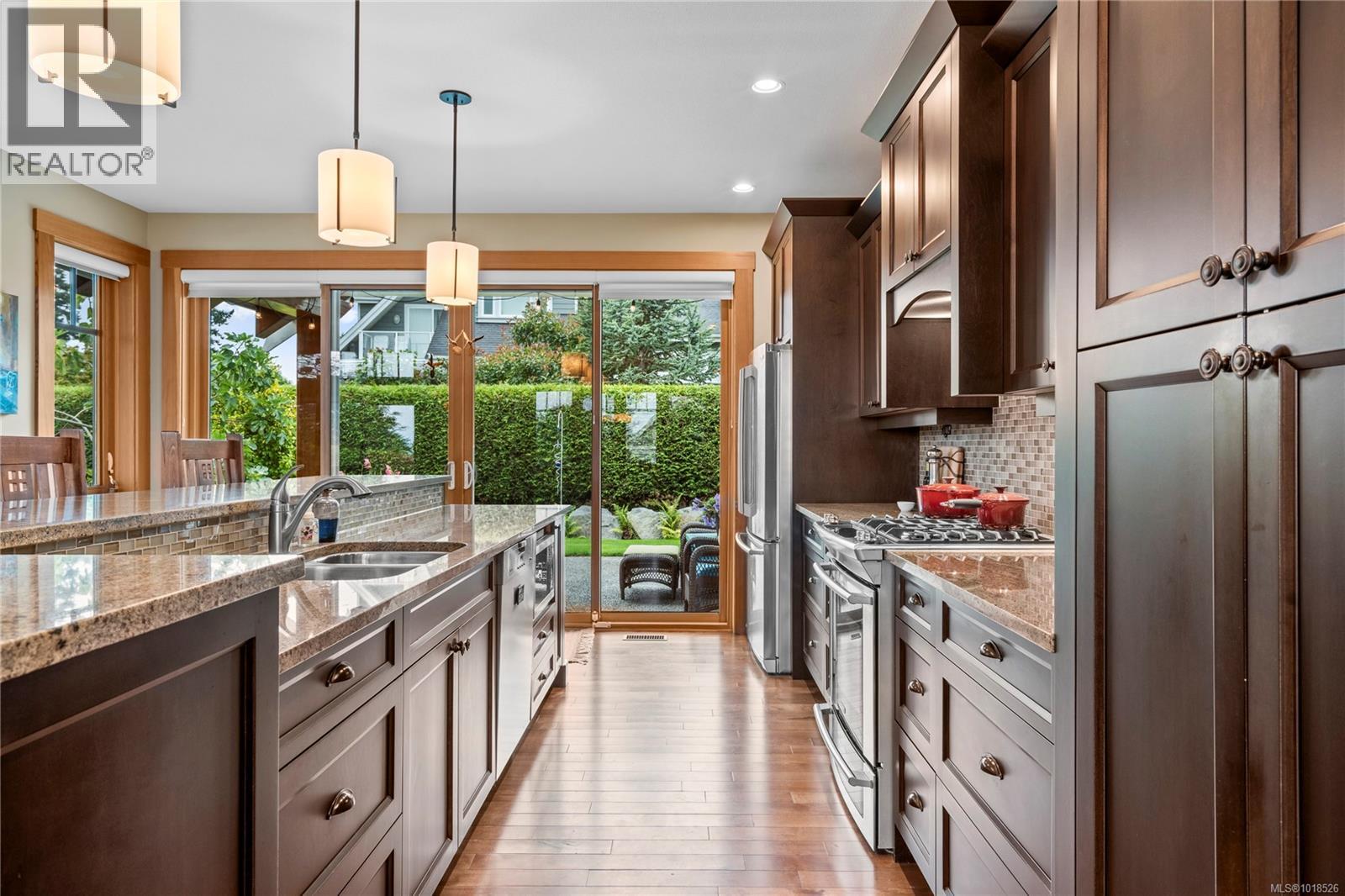 942 Bluffs Dr, Qualicum Beach