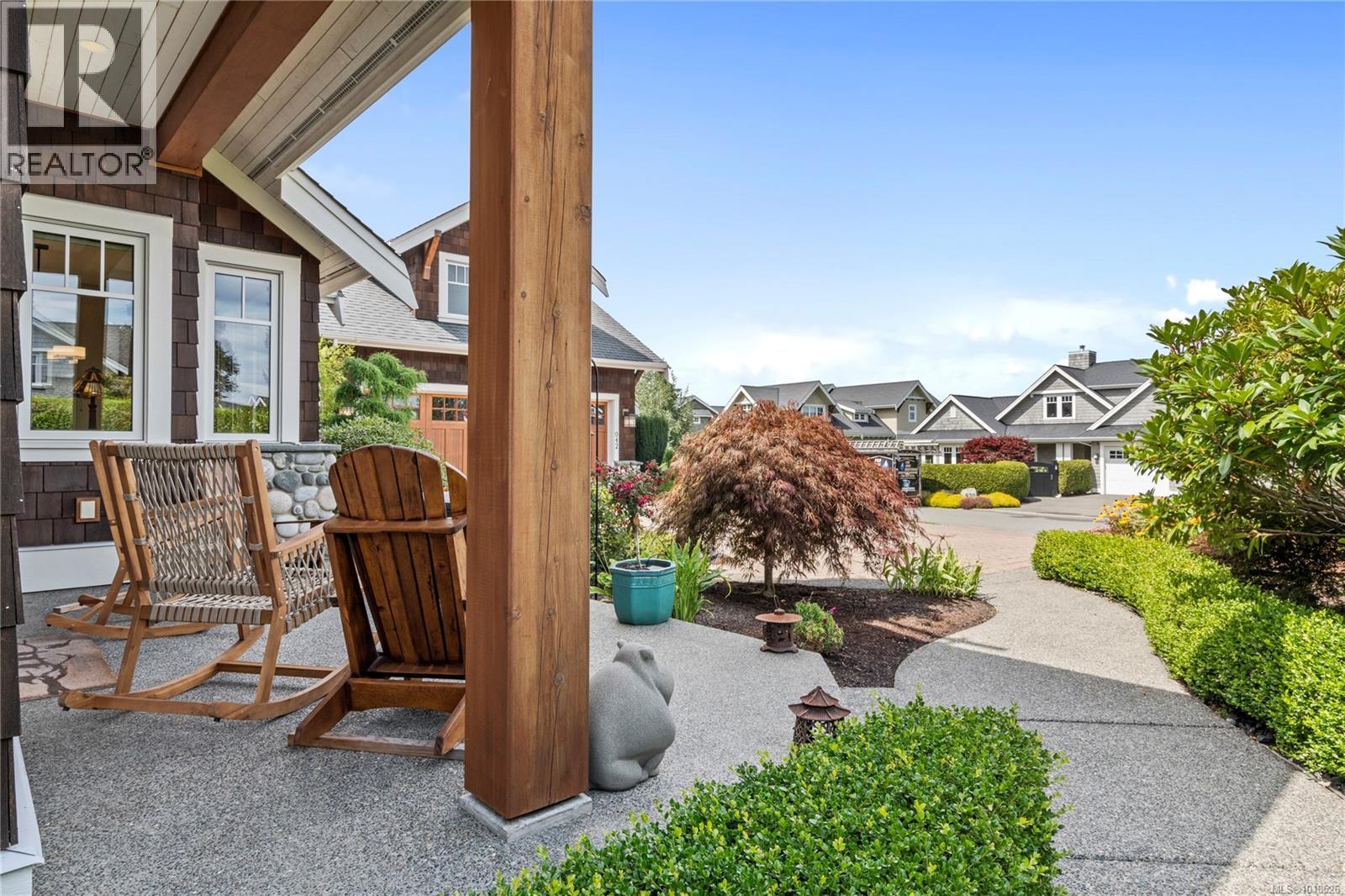 942 Bluffs Dr, Qualicum Beach