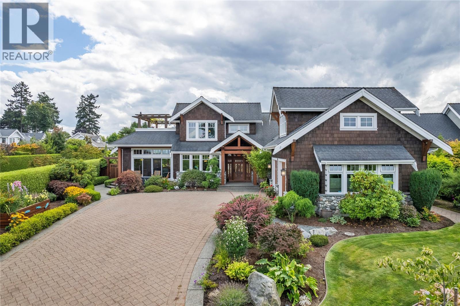 942 Bluffs Dr, Qualicum Beach