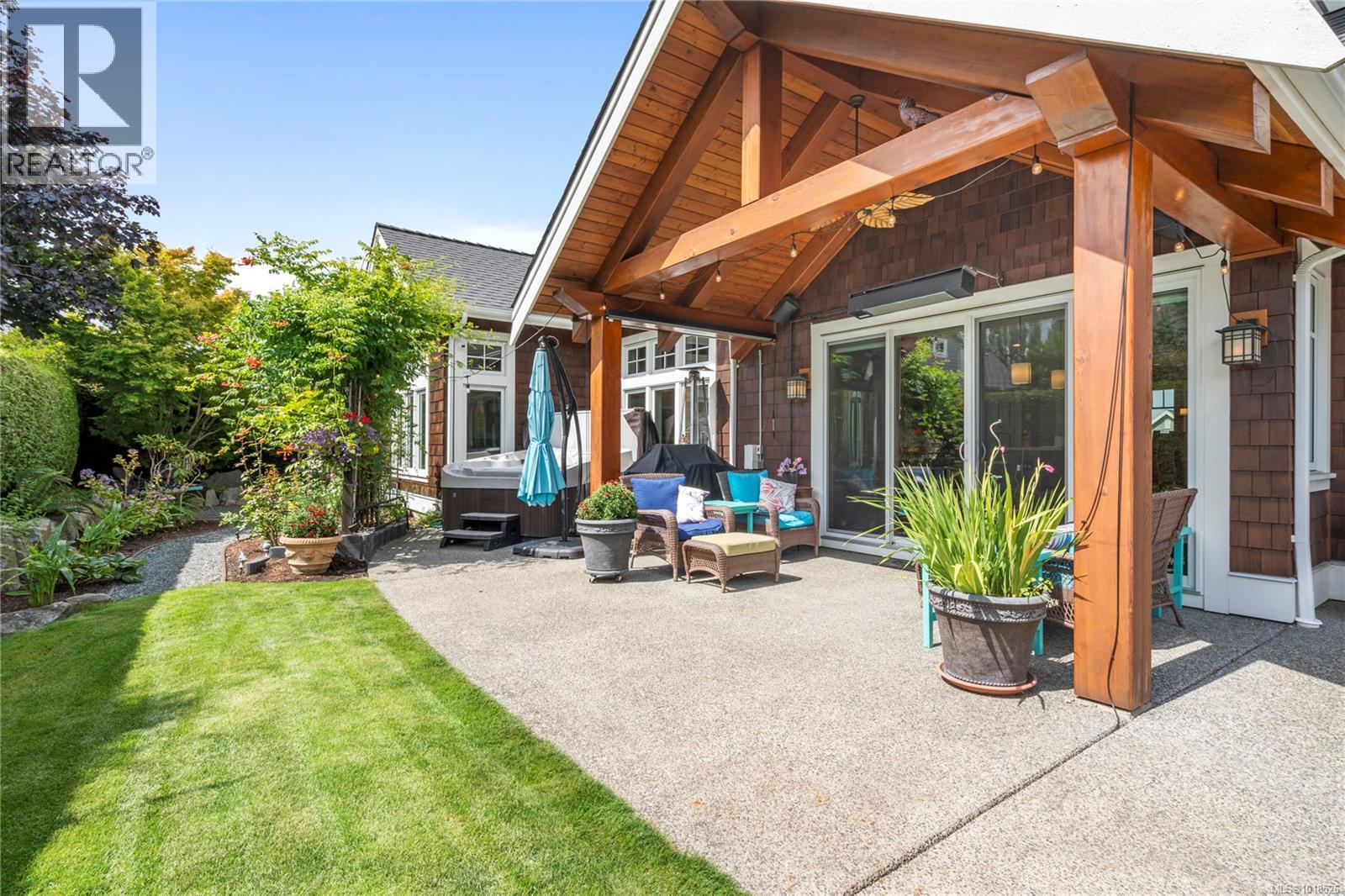 942 Bluffs Dr, Qualicum Beach