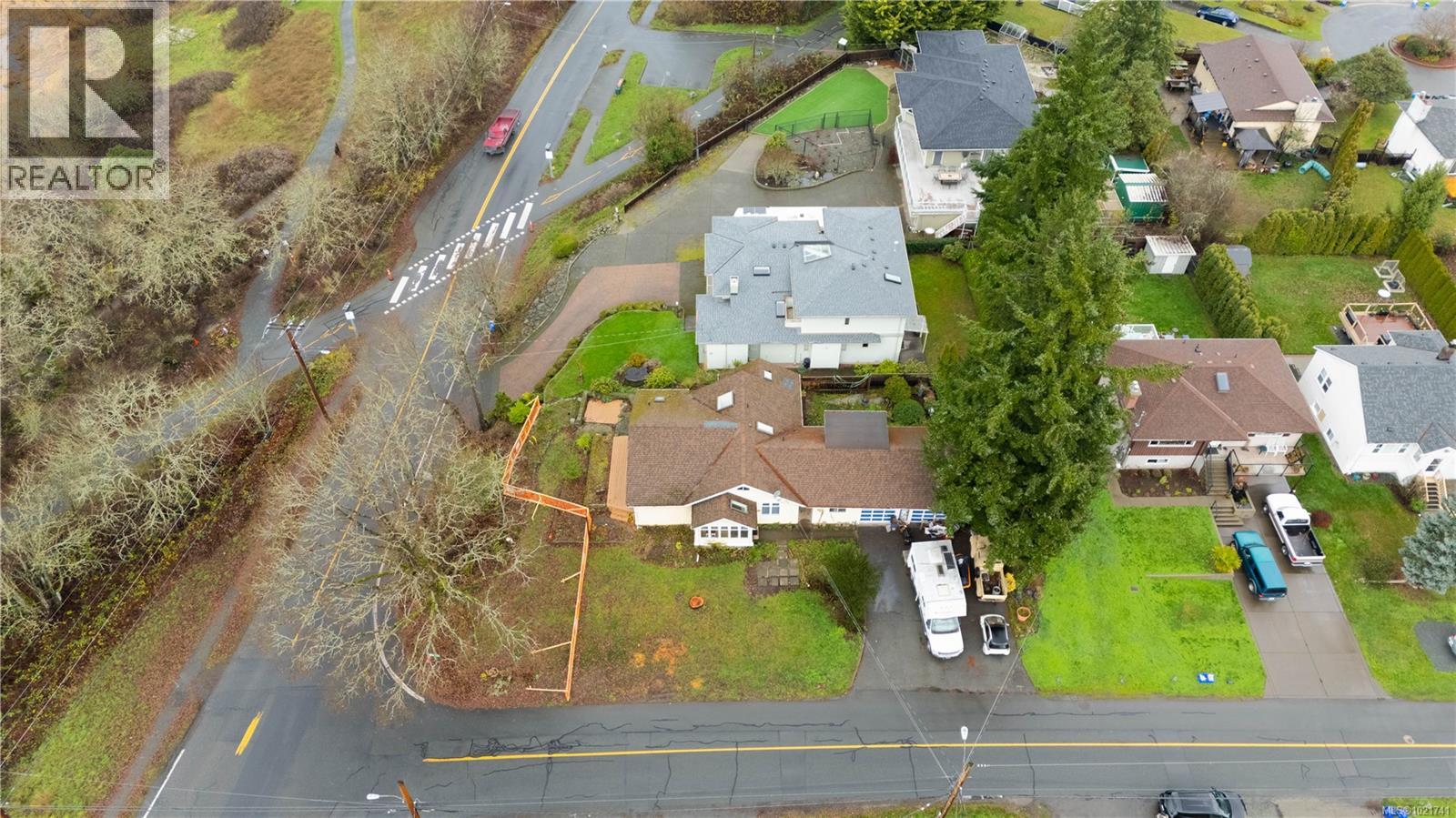  900 Lodge Avenue, Saanich