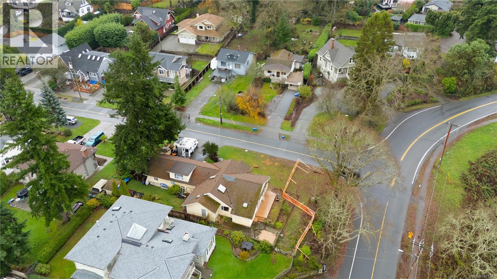  900 Lodge Avenue, Saanich