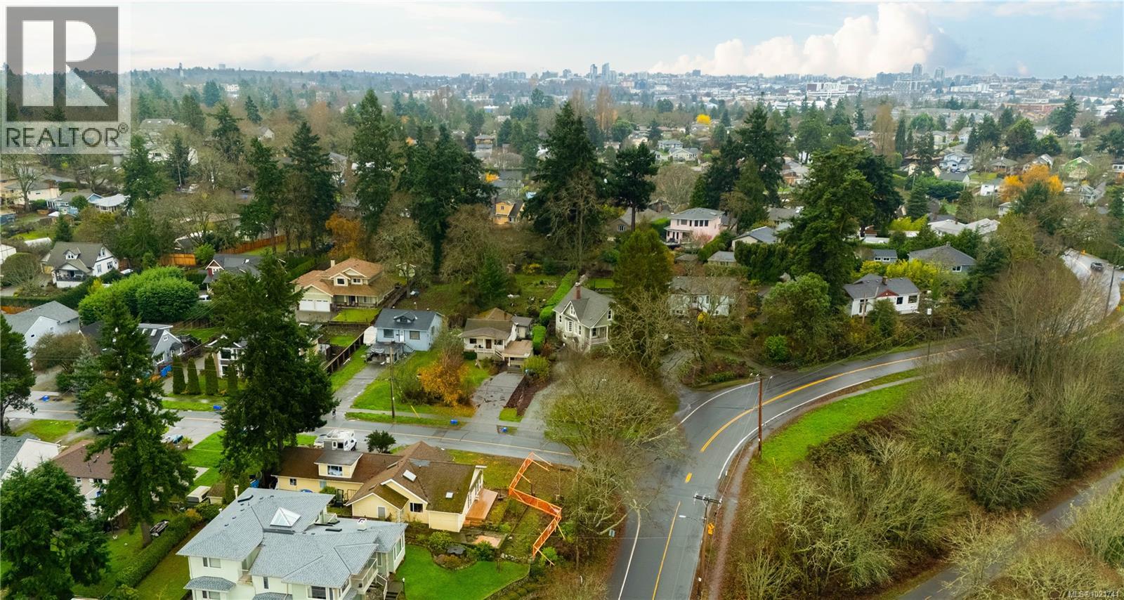  900 Lodge Avenue, Saanich