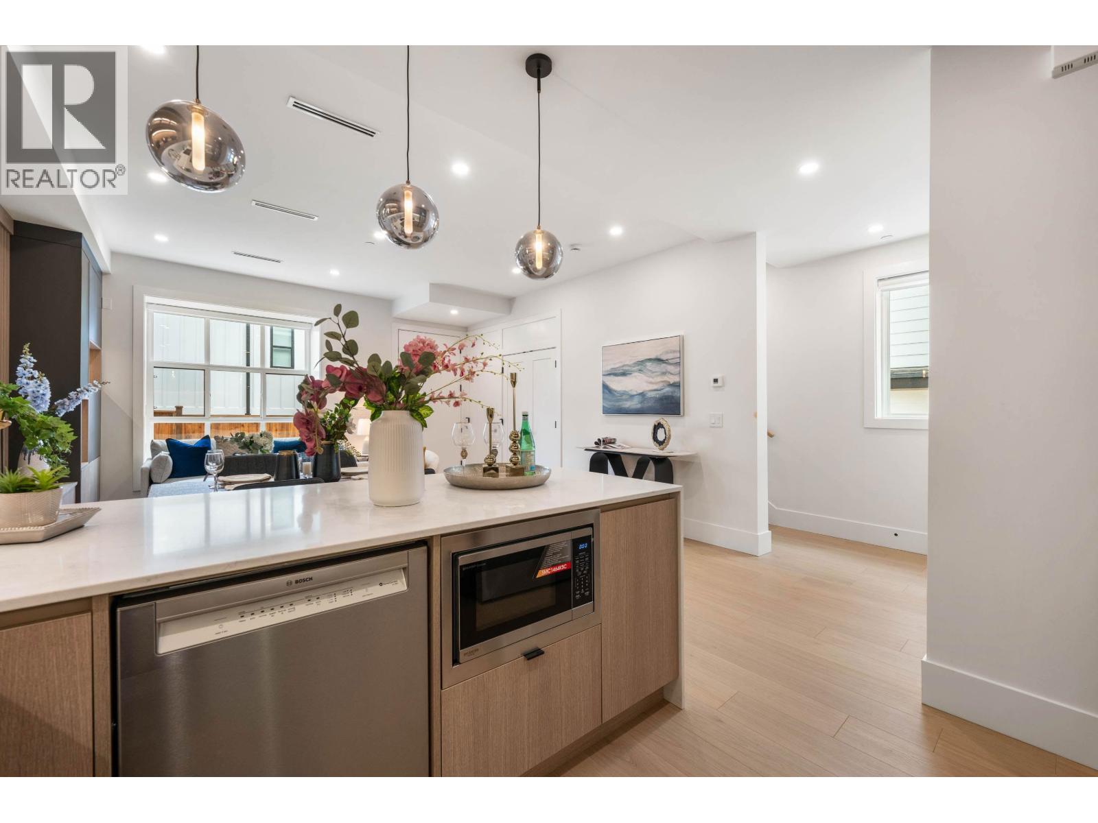 3 3065 CHARLES STREET, Vancouver